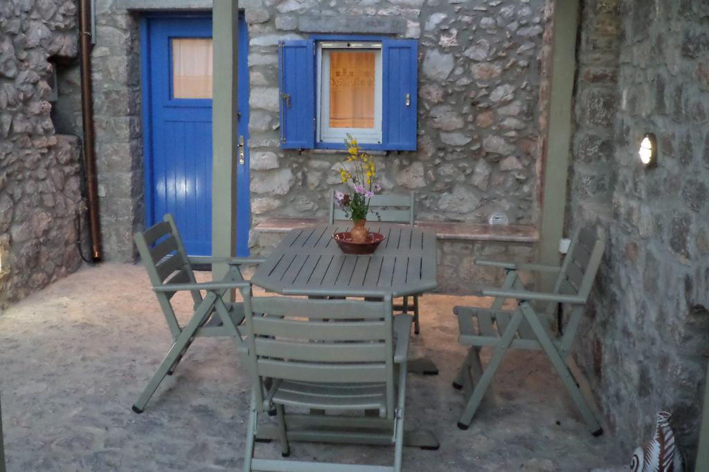 To Petradi Apartment Avgonima Exterior photo